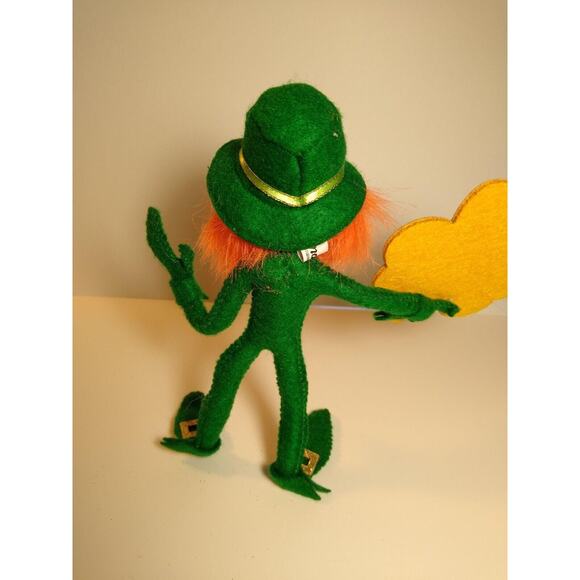ANNALEE St Patrick's Day Irish Leprechaun Holds Glitter Shamrock Vintage Kitsch - Picture 3 of 5